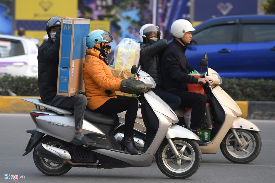 Lỉnh kỉnh tivi, cành đào về quê ăn Tết sau ngày làm việc cuối cùng